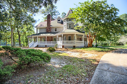 Beautifully sited modern Victorian on picturesque Back Creek